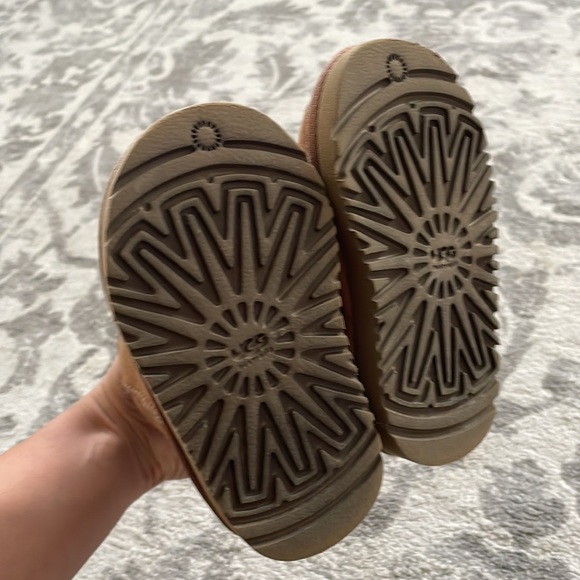 LIKE NEW💫 Toddler 6 UGG medium - Picture 6 of 9